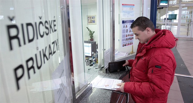 Do konce roku si musí čtvrt milionu lidí vyměnit řidičské průkazy