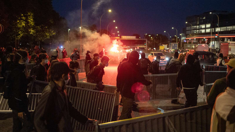 Masivní protesty ve Francii: Lidé zapálili autobus, hoří i popelnice, ukazují záběry
