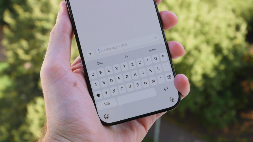 Je to oficiální: T-Mobile jako první v Česku spouští RCS zprávy pro iPhone