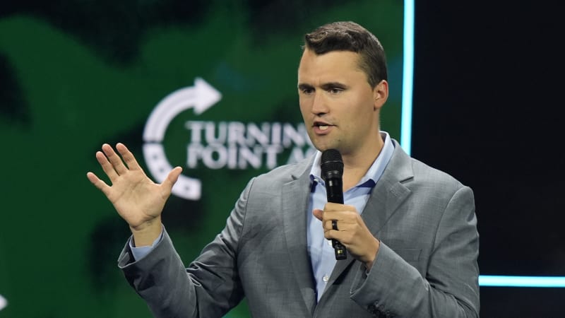 Atentát na Kirka zasáhl české politiky: Zrůdnost, útok na svobodu, ale i obvinění z rasismu