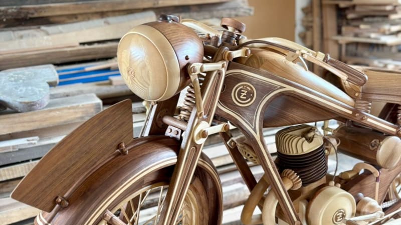 Pružiny pruží, pumpička fouká. Řezbář z Horní Cerekve  vyrábí dřevěné motorky