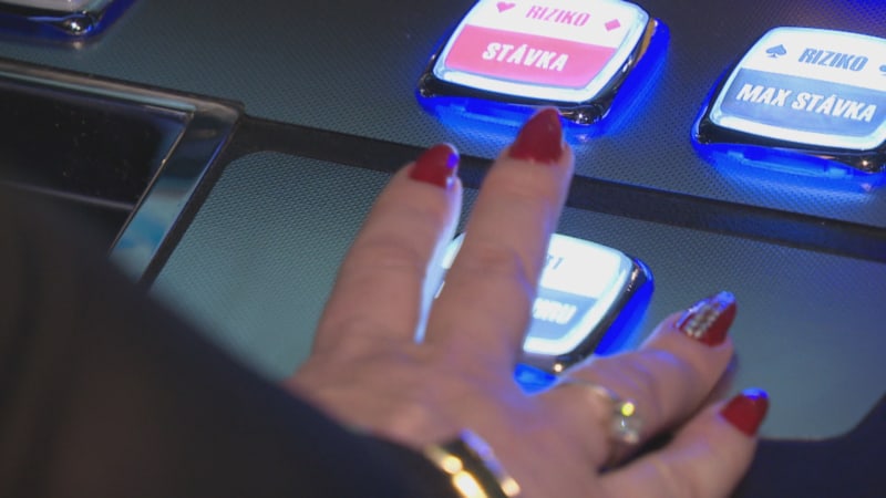 Kuriózní loupež v Rovince: Do herny vpadl ozbrojený klaun a vybral celou kasu