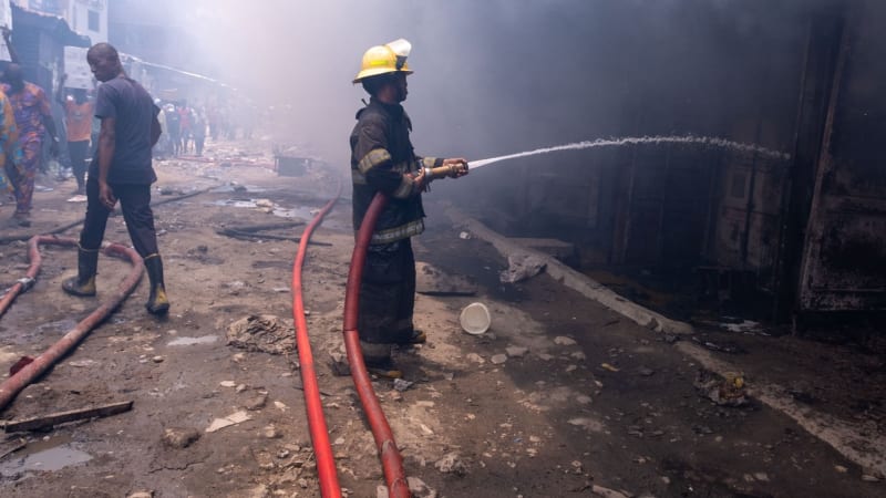 Tragický požár výškové budovy v Nigérii: Na místě jsou mrtví, lidé v zoufalství skákali z oken