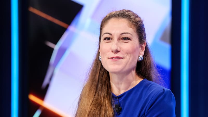 Sprostě urážel ministryni Decroix, ta mu před kamerou zavolala: Neřekneme si to na čtyři oči?