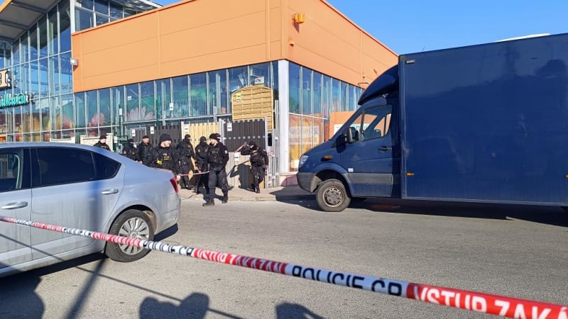 Chladnokrevně měl ubodat prodavačky v Hradci, mladíkovi hrozí 10 let. Soud podrobnosti tají