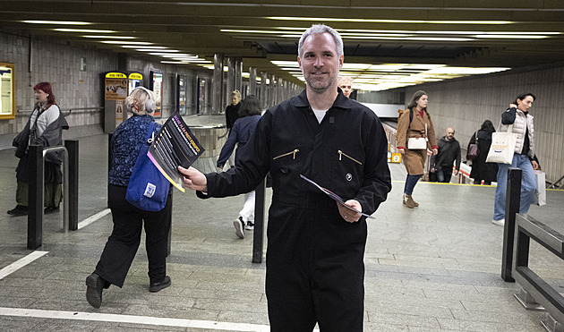 „Nechceme další Dozimetry a Čapí hnízda.“ Piráti rozdávali letáky v černém overalu