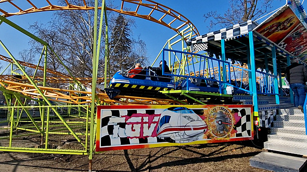 Agresor s nožem vyhrožoval lidem na pouti, pak vyřadil z provozu atrakci