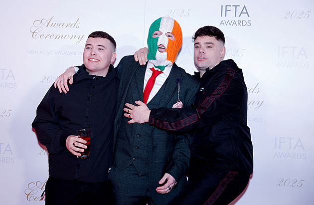 Britský soud zrušil obvinění rappera skupiny Kneecap z obhajoby terorismu