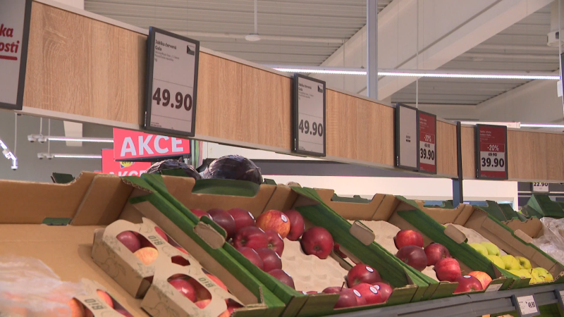 Ministr Výborný slíbil levnější jablka a tlačí na obchodníky. Nic vám do toho není, vzkazují mu