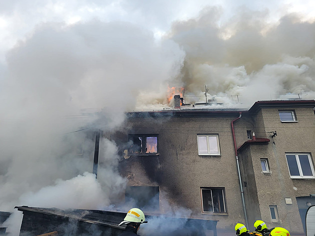 Žár, při kterém praskala okna. Od garáží se oheň rozšířil do bytů, několik jich zničil