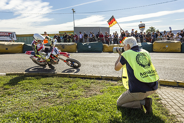V Sosnové se skákalo a padalo. Prezident fotil a dohlédl na české bronzy