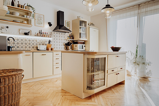 Rozřezala několik kredencí a má vysněnou kuchyň, proměnila celý starý dům