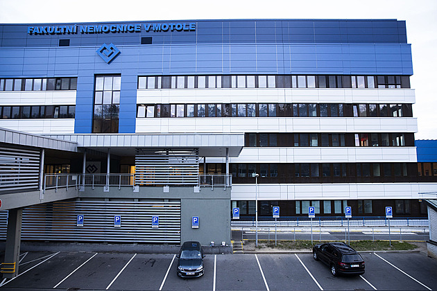 Na drahé léky chybí peníze, Motol nedává mužům Pluvicto. Vítěz voleb to chce změnit