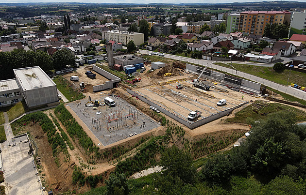 Nové sportoviště už se rýsuje, na terasách vznikají tři hřiště se zázemím
