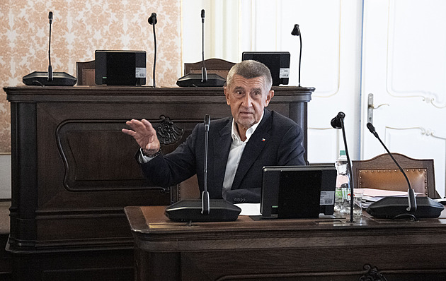 Nejsou peníze, jsme v rozpočtové paralýze, řekl Babiš. Viní z toho Stanjuru