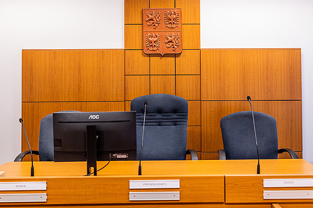 Vojenský lékař čelí obžalobě ze znásilnění osmi žen, podle vyšetřovatelů je zdrogoval