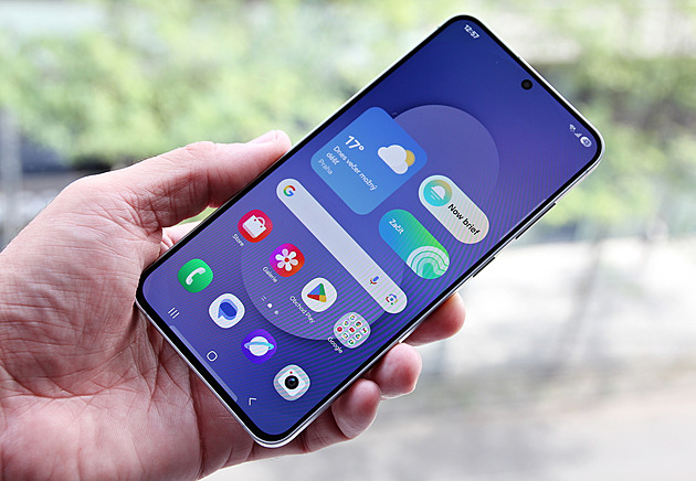 Povedený smartphone se slevou. Test Samsungu S25 FE