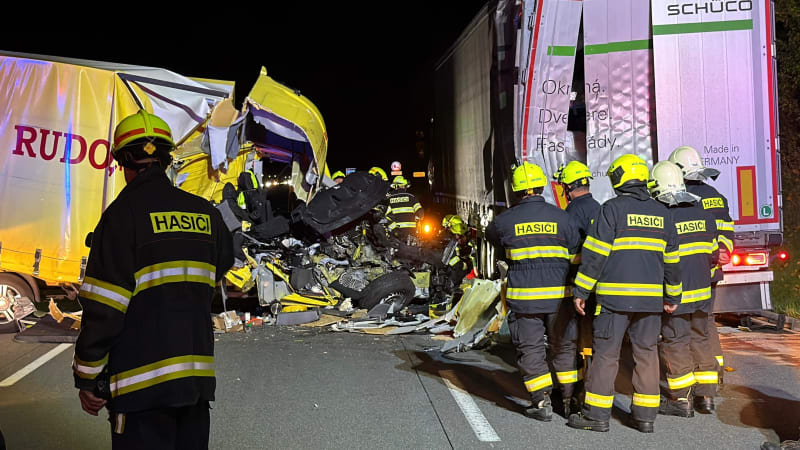 Vážná nehoda nákladních aut u Čechtic na D1: Jedno začalo po srážce hořet, tvořily se kolony