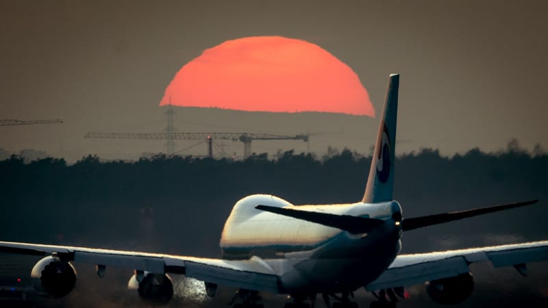 Letecká nehoda: Nákladní Boeing 747 sjel v Hongkongu z ranveje do moře. Na místě jsou mrtví