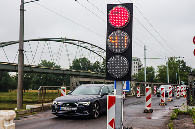 Kritika magistrátu kvůli dopravě v Pardubicích sílí. Důvod? Stav mostů a parkování