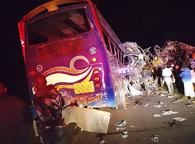 Při srážce autobusů při předjíždění aut zemřelo v Ugandě přes 40 lidí