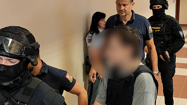 Soud rozhodne o trestu za vraždu prodavaček, mladistvému sadistovi hrozí 10 let