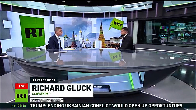 Fotka se Seagalem a řeči o „jiném názoru“. Ficův poslanec v Moskvě velebil televizi RT