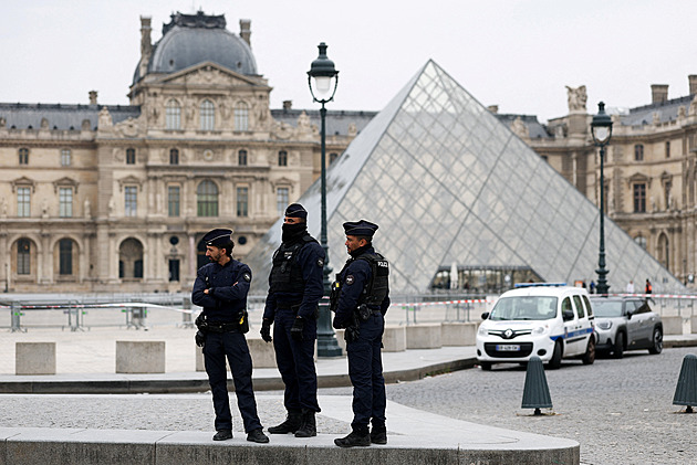 VIDEA TÝDNE: Loupež v Louvru, drsné záběry z jatek a létající tankista