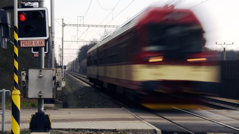 Tragédie na přejezdu v Čáslavi. Vlak srazil a usmrtil člověka, doprava na Kutnou Horu stojí