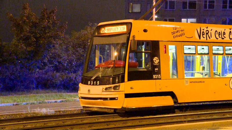 Tramvaj srazila v pražských Strašnicích člověka. Doprava na místě stála