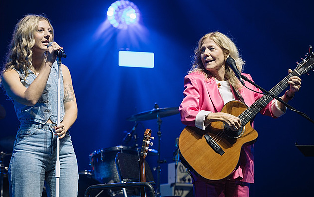 Maminka zůstává v péči lékařů, sdělila k úrazu Lenky Filipové dcera Lenny
