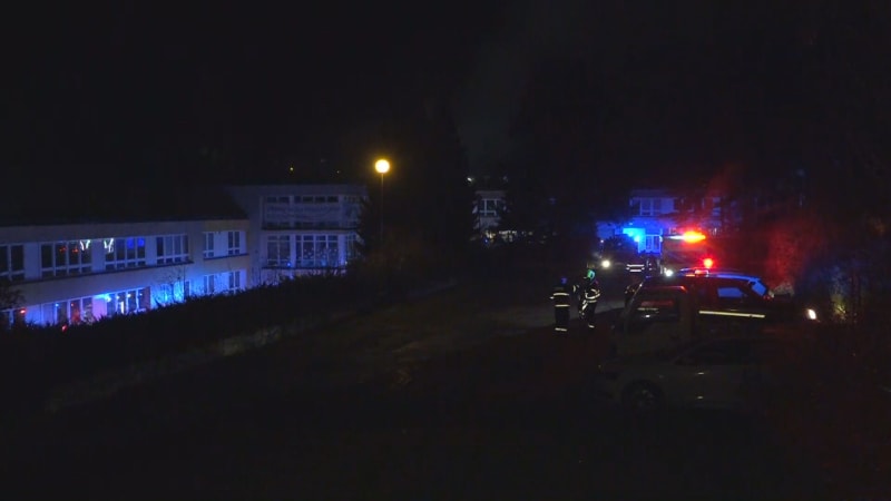 Ve Zlíně hoří škola, oheň už se ale přestal šířit. Video zachytilo šlehající plameny