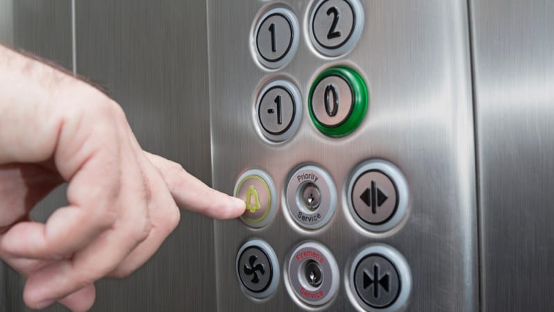 Senior vlákal dívku do výtahu a do ruky jí vložil penis. Policie hledá svědka s berlemi