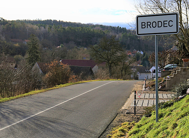 Pozdvižení ve vesnici. Místní se do politiky nehrnou, objevili se kandidáti odjinud
