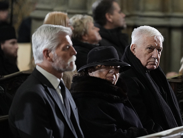 OBRAZEM: Prezidenti, Turek i Kalousek s Babišem. Kdo nechyběl na Dukově pohřbu