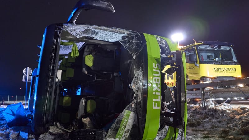 Smrtelná nehoda FlixBusu mířícího do Prahy: Autobus se střetl s autem, řidička nepřežila
