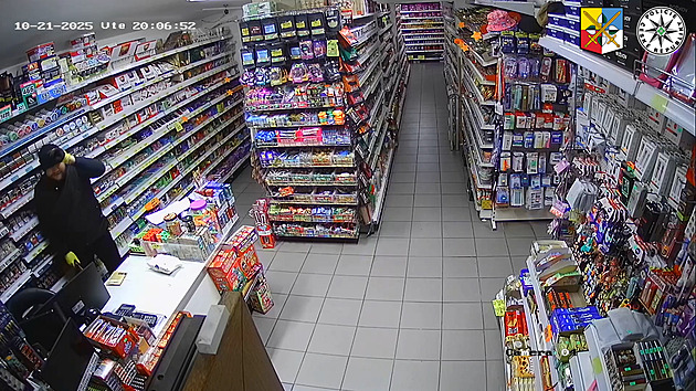 Maskovaný lupič se sekáčkem udělal chybu, před kamerou v obchodě poodhalil tvář