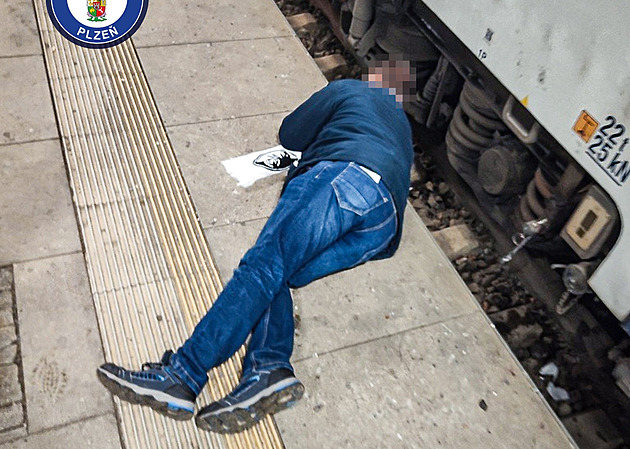 Strážníci na nádraží křísili opilého německého fanouška, hlava mu visela z peronu