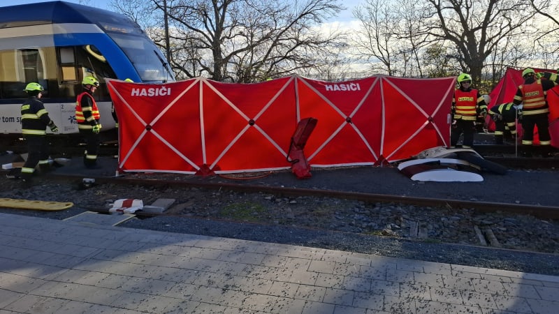 Tragédie ve Staré Boleslavi: Vlak srazil dělníky. Jeden zemřel, další utrpěl zranění