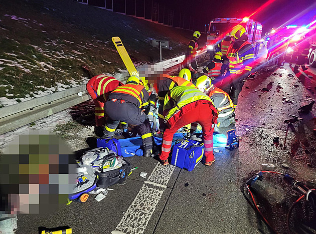 Tři zranění při noční nehodě na D48, dodávka tam narazila do kamionu