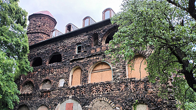 V Teplicích u zříceniny hradu Škvárovník našel kolemjdoucí mrtvolu v rozkladu