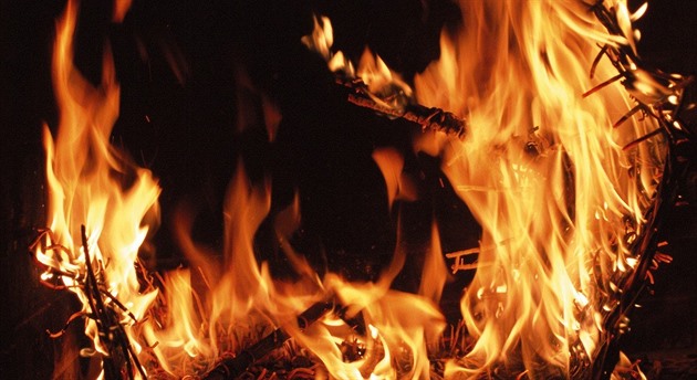 V kuchyni začalo hořet. Žena stihla před plameny utéct, muž zemřel