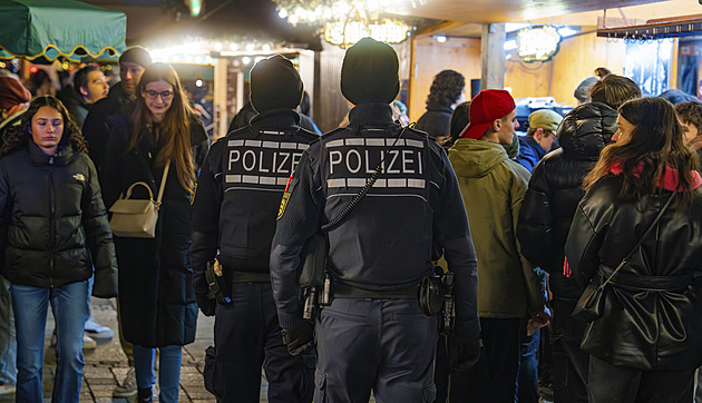 Německá policie zatkla pět mužů za plánování útoku na vánoční trh, viní je z terorismu