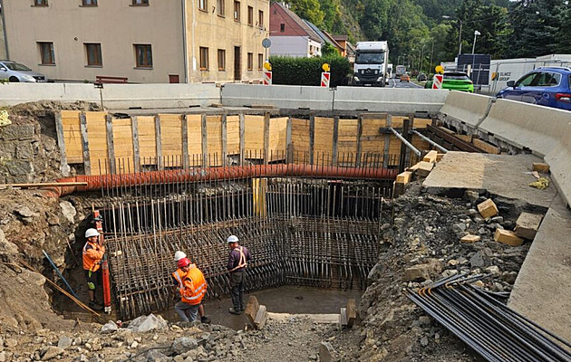 Snazší cesta z Karlových Varů na sever. Most přes Pekelský potok je hotový