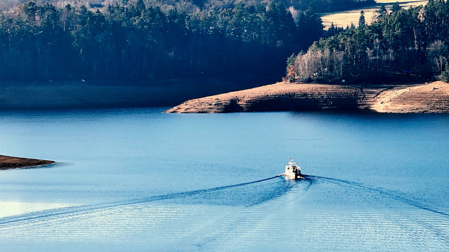 OBRAZEM: Odhalené břehy Orlické přehrady z dronu. Nízká hladina čaruje