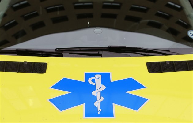 Řidič při couvání srazil ženu, kterou předtím vezl. Podlehla zraněním