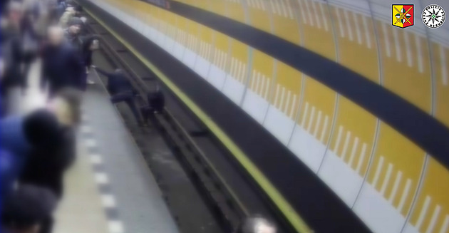 VIDEO: Dívka si sedla na koleje v metru, sebevraždě zabránili cestující