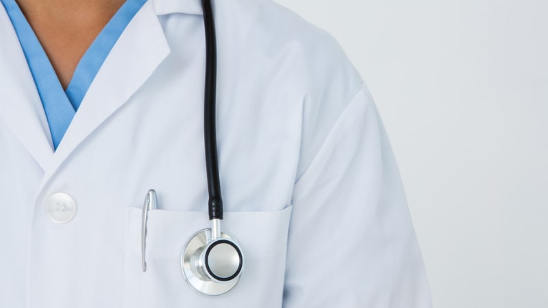 Bitka v nemocnici: Lékař v Indii na lůžku napadl pacienta, ukazuje video. Důvod byl banální