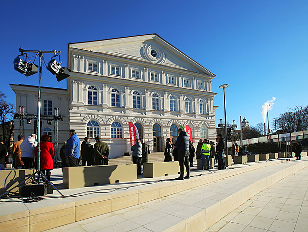 Slavie v Budějovicích je hotová, ale jen navenek. Náklady přesáhnou 900 milionů