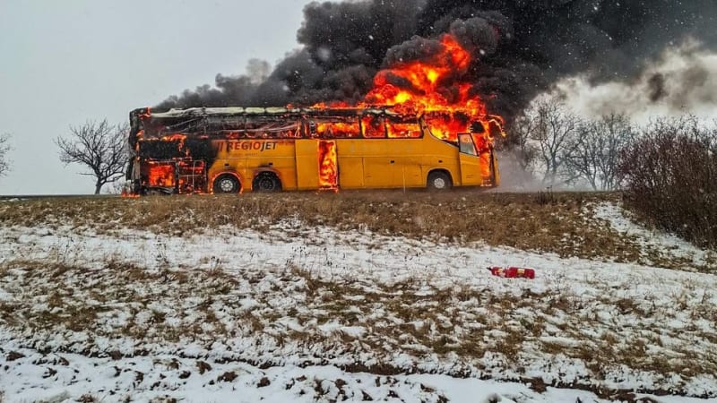 Plameny zachvátily u Prostějova autobus: Policie evakuovala desítky lidí, dálnice stála